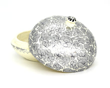 Load image into Gallery viewer, Artezen Small Chapeau – Silver Luxury Trinket Gift Box - ärtɘzɘn
