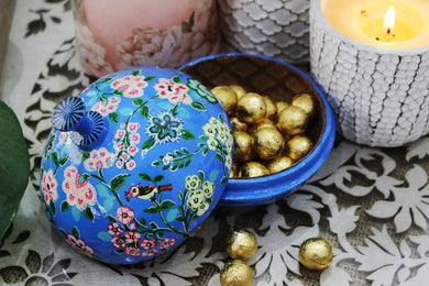 Large Chapeau Paper Mache Gift Box – Blue Floral Luxury Trinket Box + Gold Foiled Wrapped Milk Chocolate Balls - ärtɘzɘn