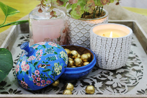 Large Chapeau Paper Mache Gift Box – Blue Floral Luxury Trinket Box + Gold Foiled Wrapped Milk Chocolate Balls - ärtɘzɘn
