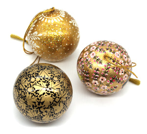 Artezen Baubles – Set of 6 Large Gold Luxury Handmade Hand Painted Decorative Ornamental Christmas Balls - ärtɘzɘn