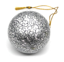 Load image into Gallery viewer, Artezen Baubles – Set of 6 Large Silver Luxury Handmade | Hand Painted | Decorative | Ornamental | Christmas | Balls - ärtɘzɘn
