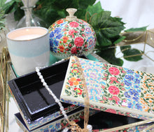 Load image into Gallery viewer, Artezen Planus Floral – Red &amp; Blue Floral Trinket Gift Box - ärtɘzɘn
