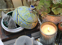 Load image into Gallery viewer, Artezen Large Chapeau – Yellow &amp; Blue Paisley Luxury Trinket Gift Box - ärtɘzɘn
