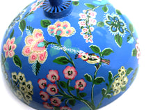 Load image into Gallery viewer, Large Chapeau Paper Mache Gift Box – Blue Floral Luxury Trinket Box + Gold Foiled Wrapped Milk Chocolate Balls - ärtɘzɘn
